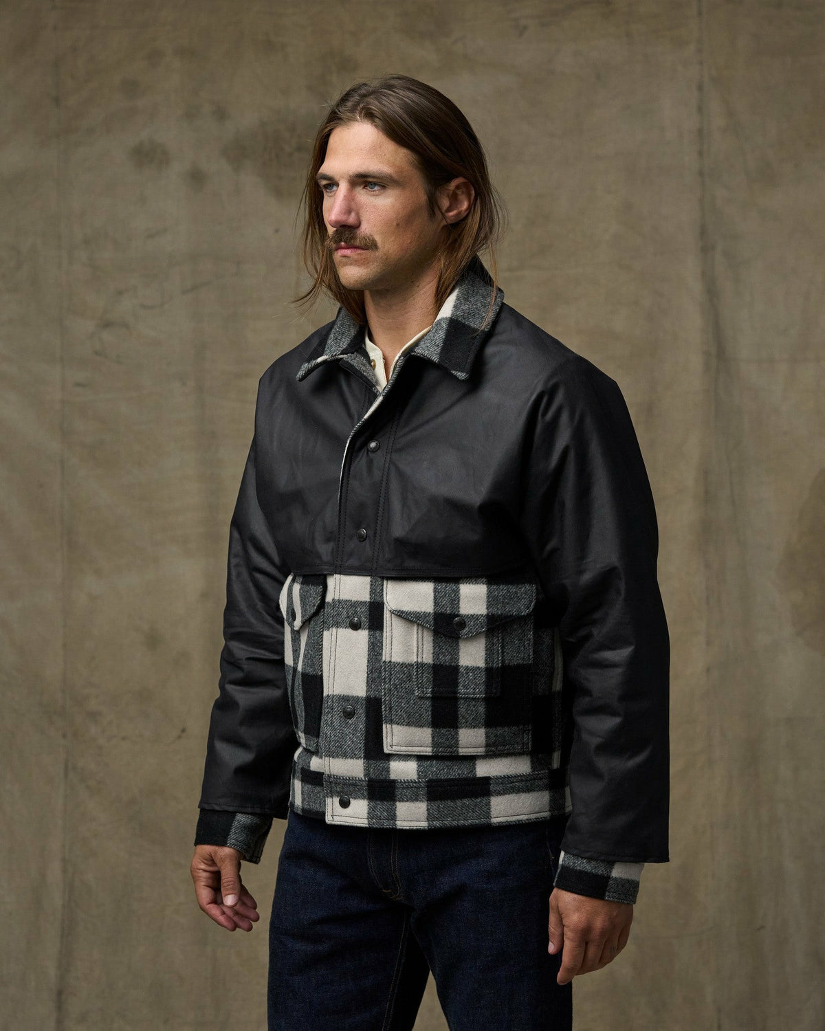 Filson Discount / Mackinaw Wool Caped Jacket - Natural Black Plaid / Navy