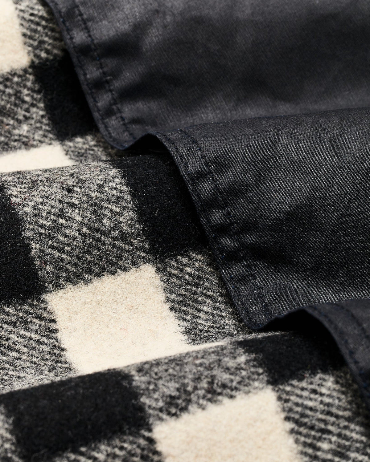 Filson Discount / Mackinaw Wool Caped Jacket - Natural Black Plaid / Navy