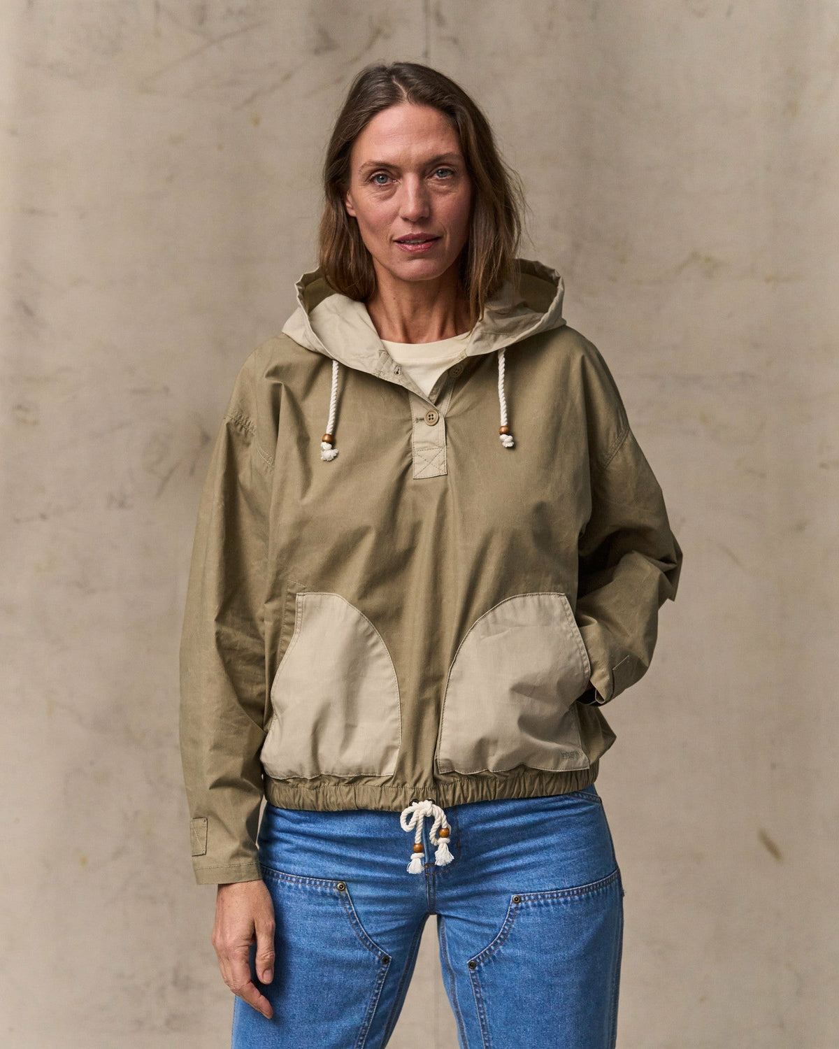 Filson Deals / Women's Dry Wax Hooded Popover - Khaki / Quail Tan