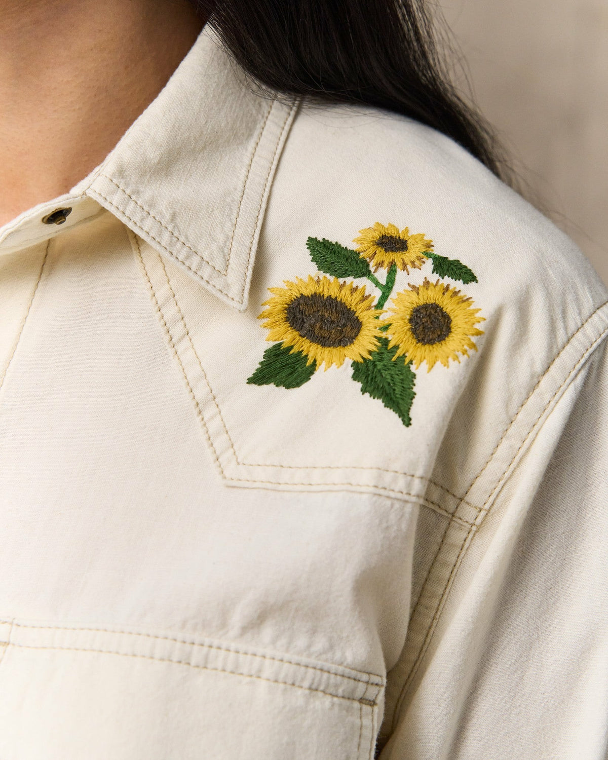 Filson Quality / Women's Embroidered Western Shirt - Natural Seed